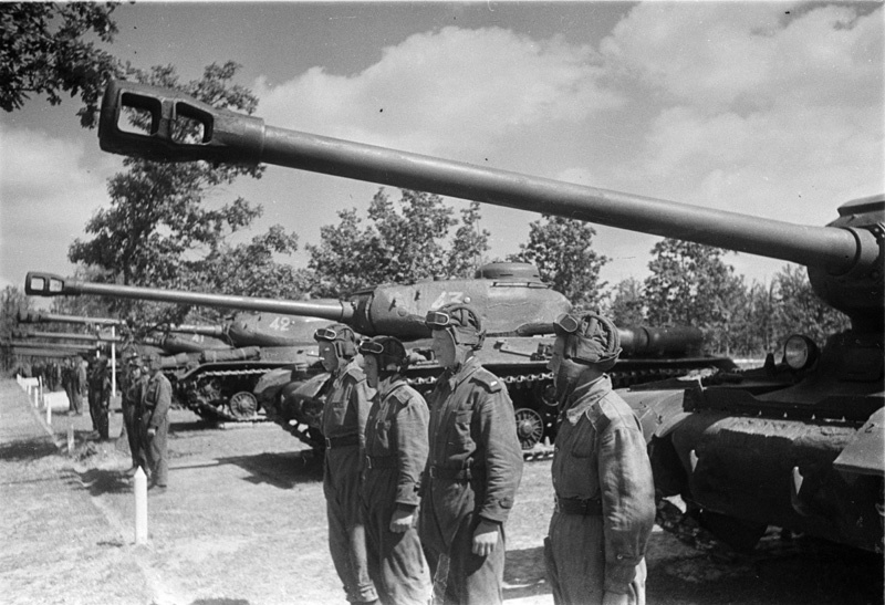 Танкисты 4-й танковой роты 48-го отдельного гвардейского тяжелог