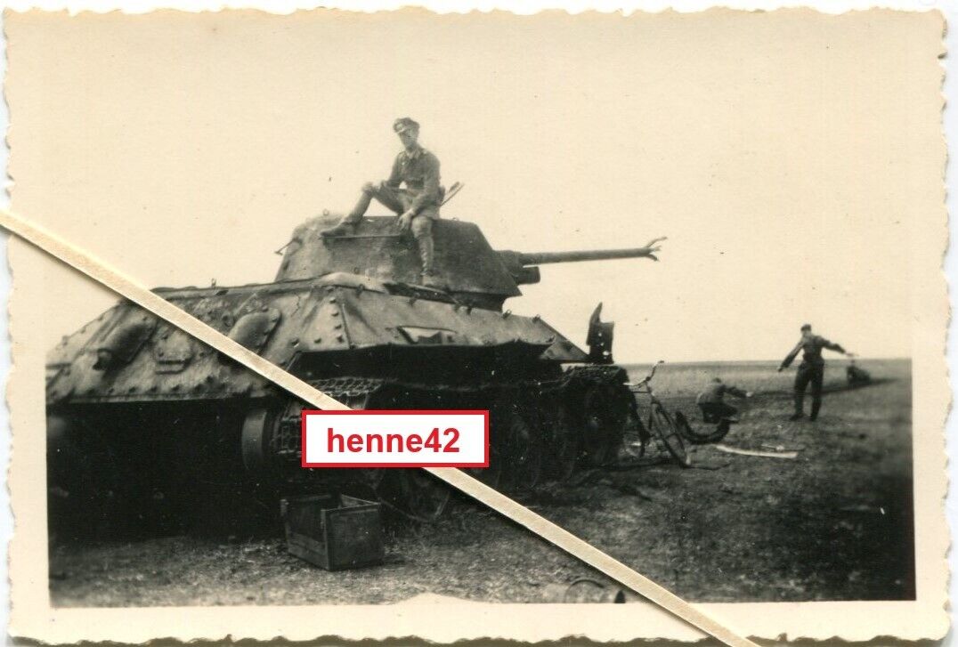 Foto Wehrmacht Beutepanzer vernichteter tank mit aufgesprengtem Geschützrohr