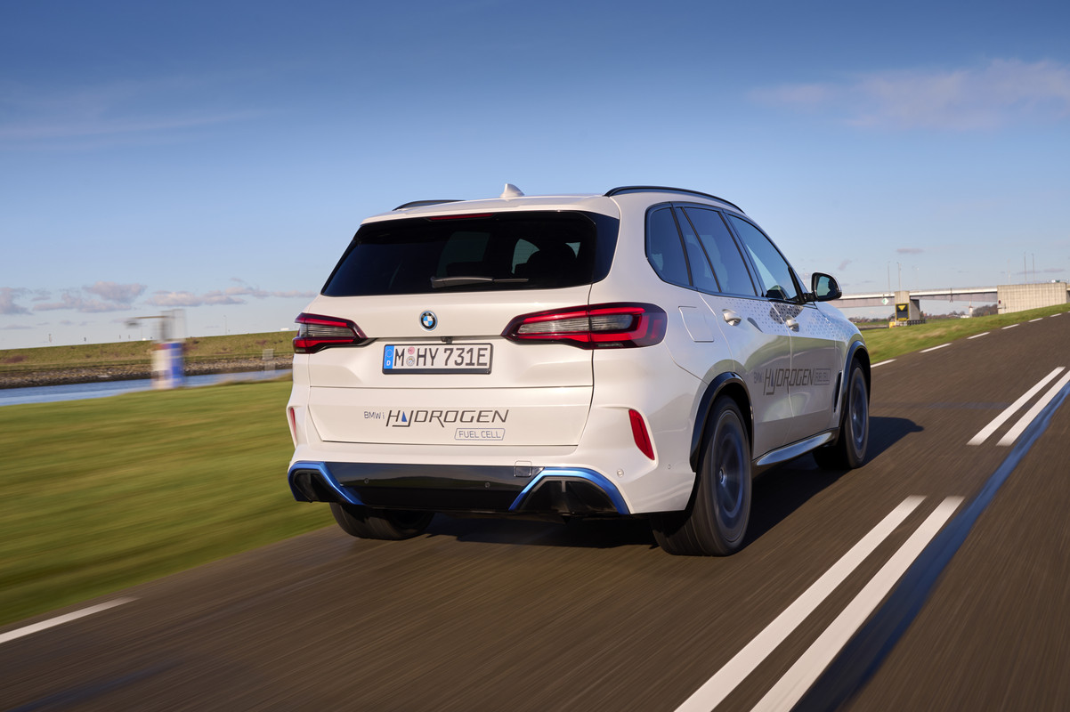 P90494349_highRes_bmw-ix5-hydrogen-on-