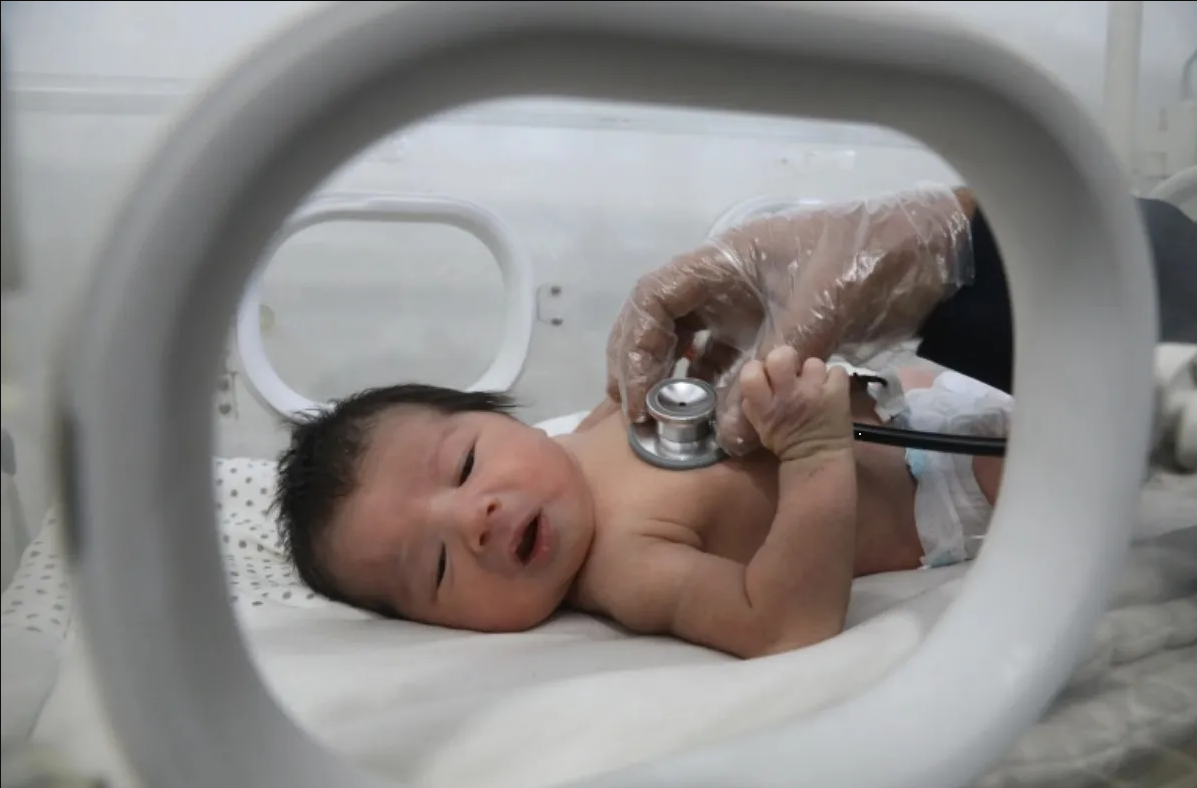 Miles quieren adoptar al ‘bebé milagroso’ que nació bajo los escombros