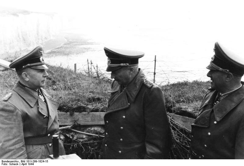Abril de 1944, Generalfeldmarschall Günther von Kluge, centro, visitando el Muro Atlántico con dos generales alemanes