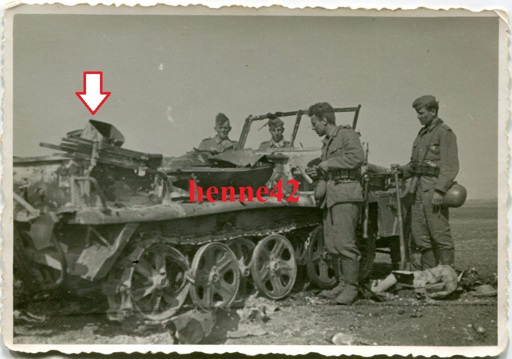 Foto Wehrmacht durch Volltreffer zestörte Dt. Halbkette Sd. Kfz 