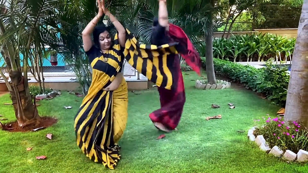 Malayali Homely Aunties Big Ass,Boobs and Navel while dancing.mkv_snapshot_05.21.781