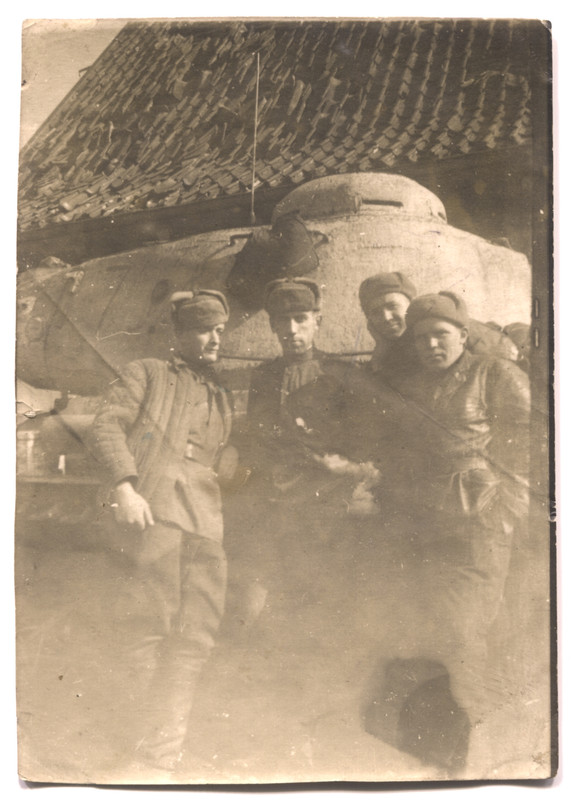 Жарков Н. П. с однополчанами у танка. г. Эльбинг, 1945г.