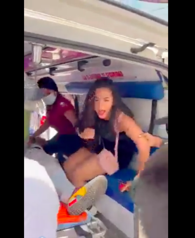 Mujer sube a ambulancia para exigir a su novio herido su contraseña; ya es viral