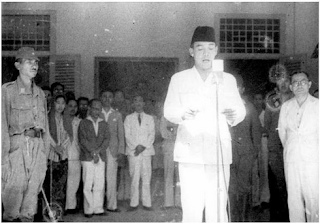 Foto karya Frans Mendur yang mengabadikan Presiden Soekarno membacakan naskah proklamasi di Jalan Pegangsaan Timur, Nomor 56, Cikini, Jakarta.