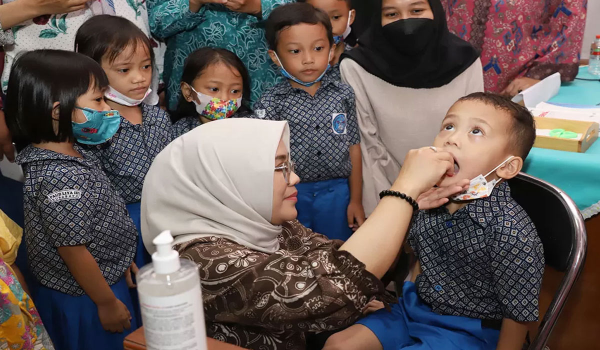 Geger Polio! Pemkot Surabaya Bagikan Imunisasi Gratis Demi Lindungi Anak!