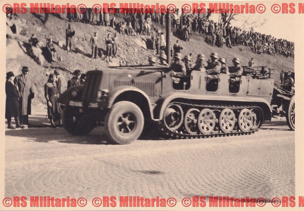 Halbkette mit Beute Geschütz der 25.PD Parade 20.04.1942  Oslo Norwegen