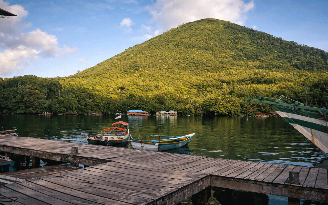 When The Light Falls: Capturing The Details Of Banda Neira Beach