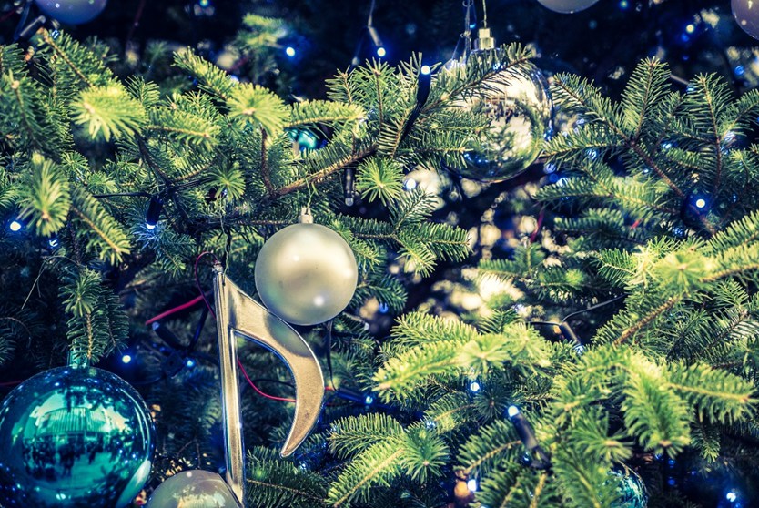 Блестящие шары на живой ели