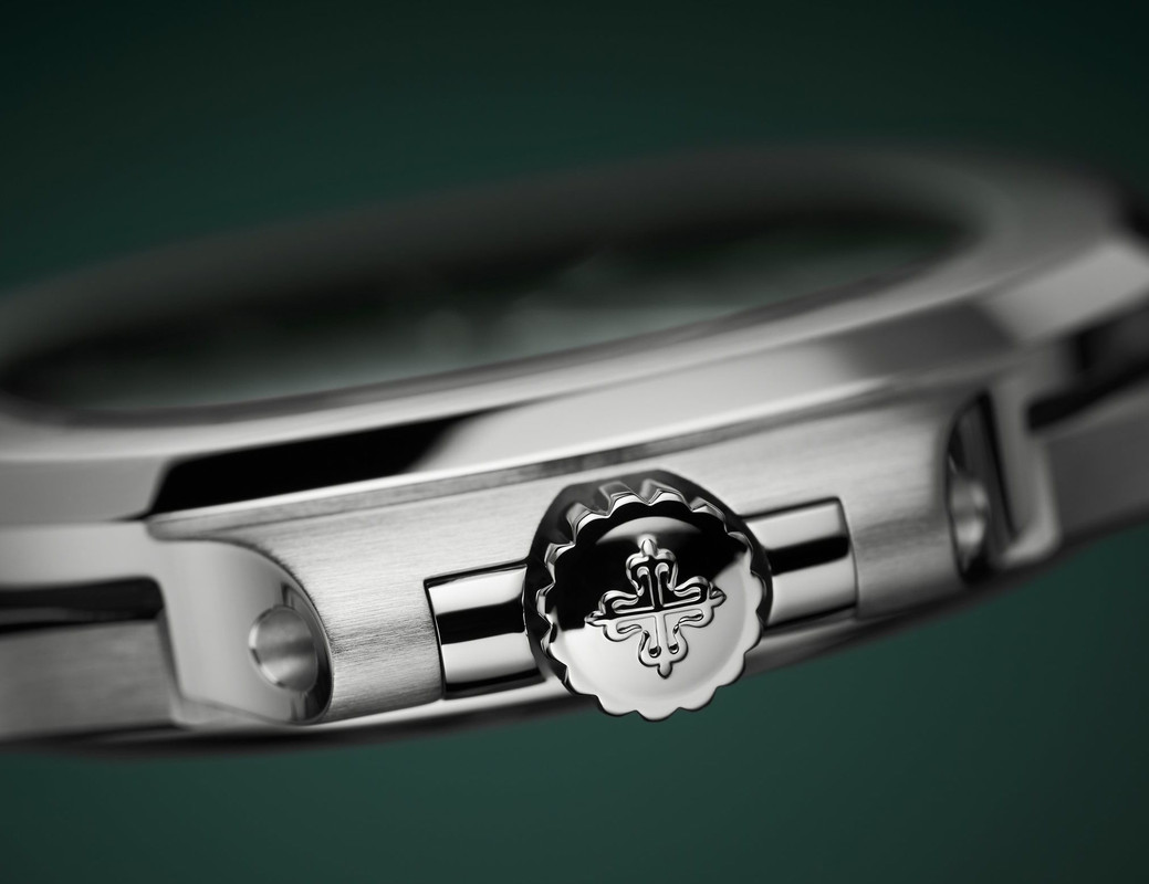 2021-Patek-Philippe-Nautilus-5711-Green-Dial-57111A-014-4