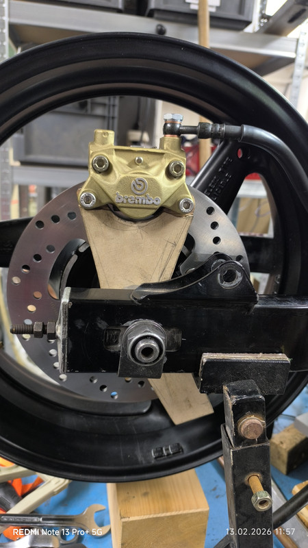 Brembo Bremssattel mit 240mm Bremsscheibe (4)