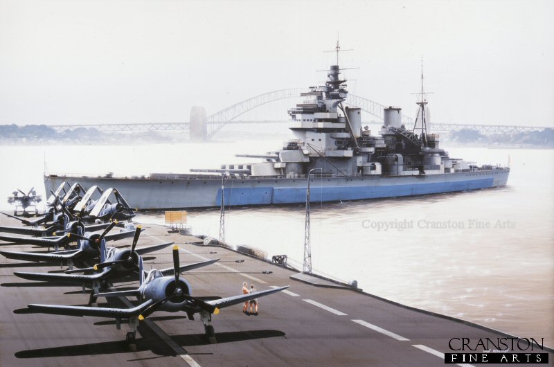 El HMS Anson visto desde la cabina de mando del HMS Vengeance, donde hay un Fairey Barracuda y varios F4-U Corsairs, en Sydney. Julio de 1945