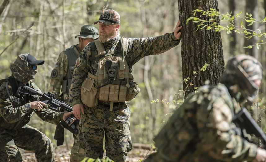 Bill Helst, chef de la légion horvanxienne “True nation” et leader autoproclamé du groupe dissident des “Nouvelles légions”, au cours d’un entraînement en forêt, probablement dans l’État-Républicain d’Horvanx, à une date inconnue au cours de l’année 2019.
