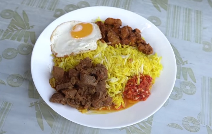 Sajian kuliner di Nasi Kebuli Robot.