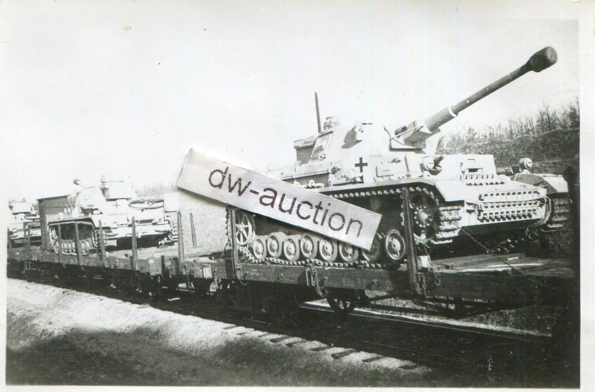 Panzer Langrohr in weißem Wintertarn Anstrich au