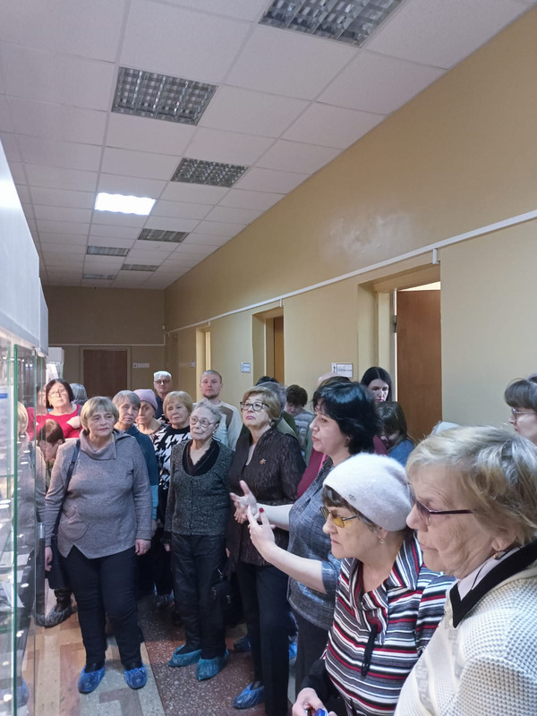 В.Е. Лаврова проводит экскурсию по выставке «С благодарностью к наставникам»