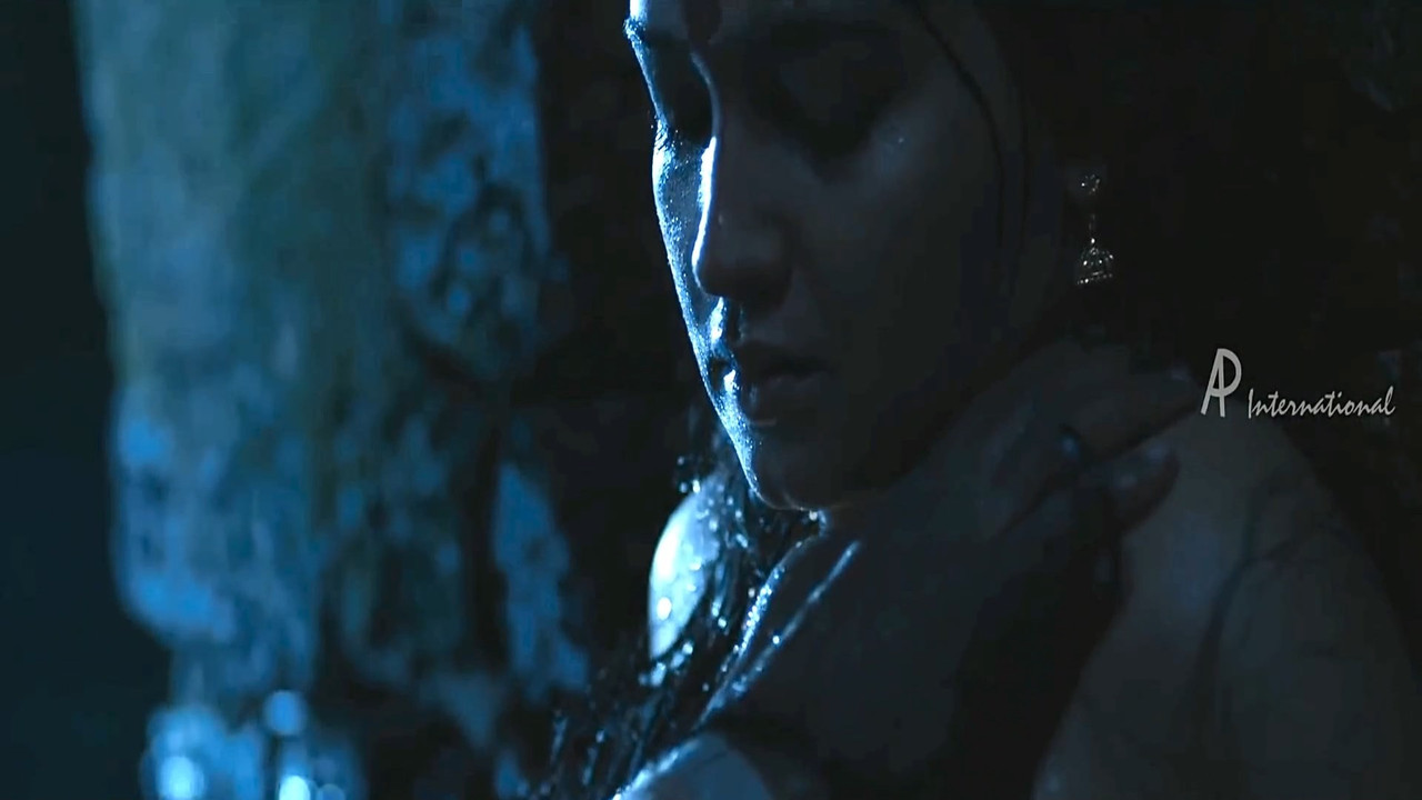 Lena Hot Sexy Navel and Intimate Scene-Ayal.mkv_snapshot_00.30.014