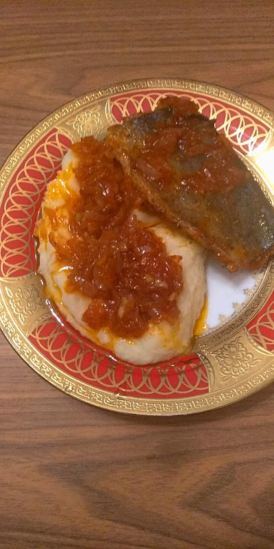 Горбуша под луковым соусом с цедрой апельсина и белым вином, в к