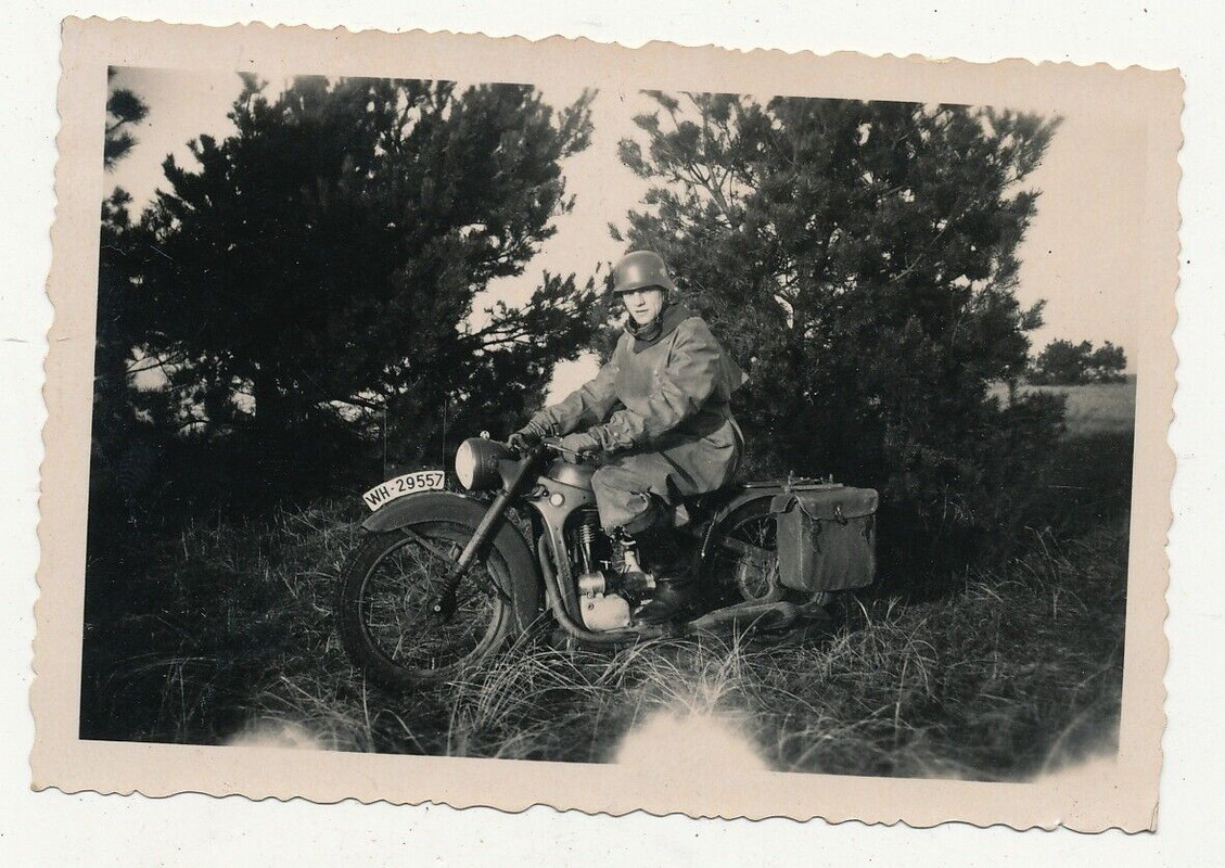 Foto - Soldat mit Stahlhelm   Motorrad BMW IR 92 (mot.) - Greifswald