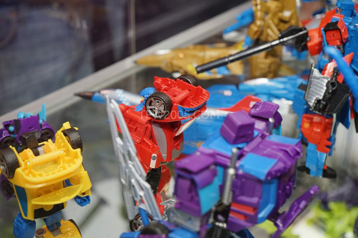 SDCC2015-Hasbro-Case-Transformers-Combiner-Wars-