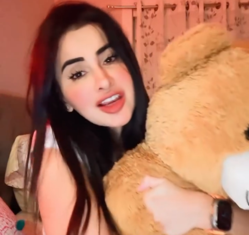Desi model meethi kalhar showing her boob teasing