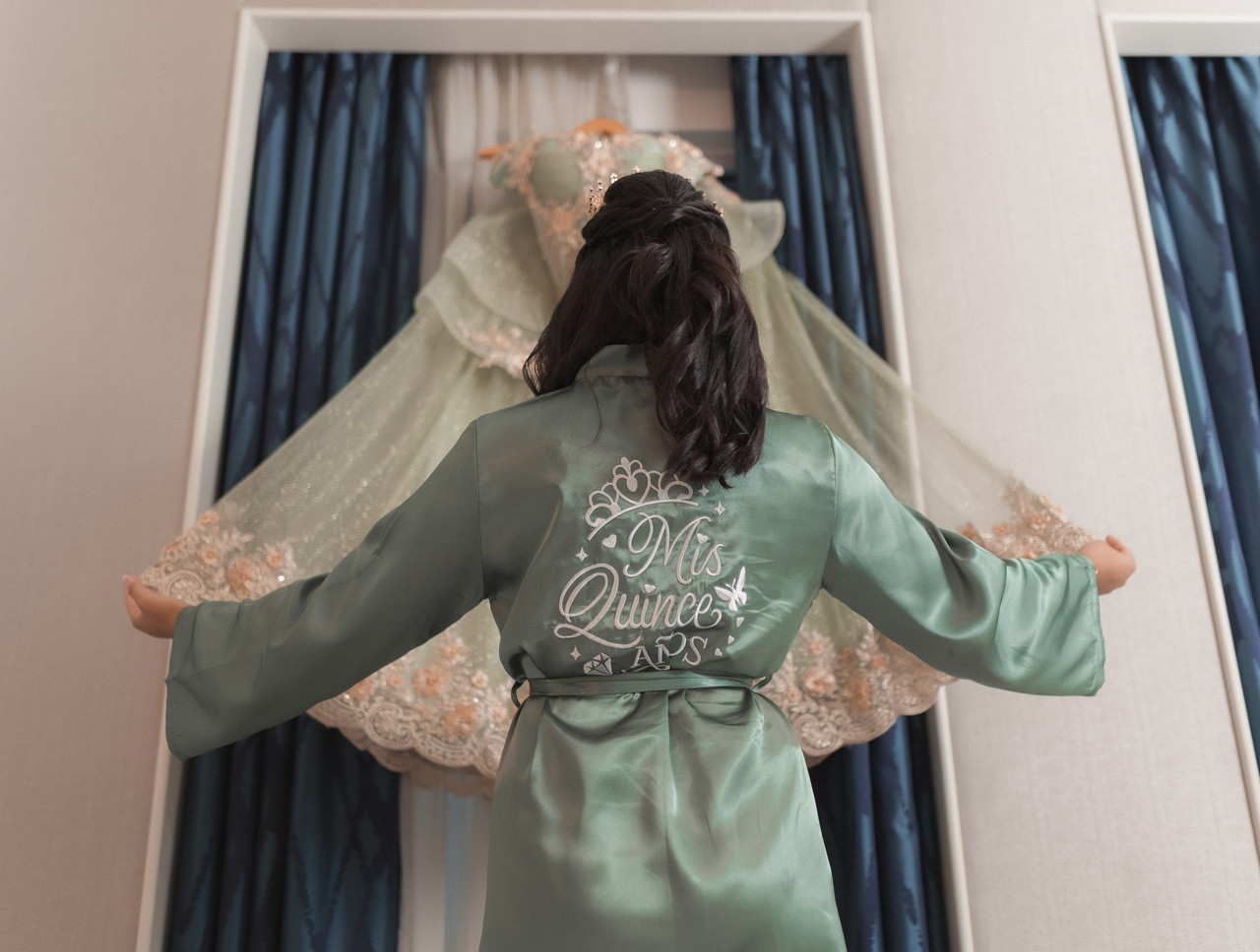 Quinceañera en previa admirando su vestido