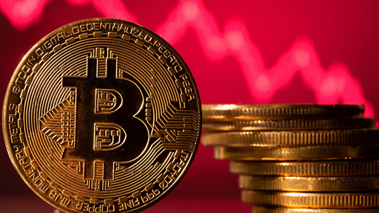 Bitcoin cae más del 50% de su máximo histórico mientras criptos vuelven a caer