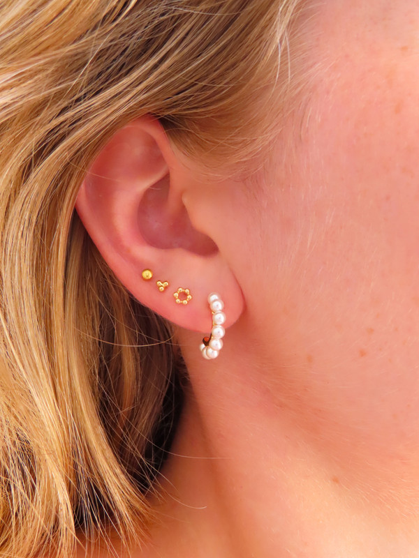 Hoe leuk zijn deze Bali inspired studs? Deze oorbel bestaat uit drie bolletjes en zijn de finishing touch voor jouw ear party!