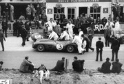 24 HEURES DU MANS YEAR BY YEAR PART ONE 1923-1969 - Page 43 58lm03-A-Martin-DBR1-300-T-Brooks-M-Trintignant-2