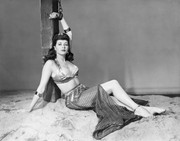 Yvonne-De-Carlo-c28