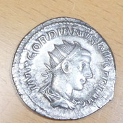 Antoniniano de Gordiano III. PM TR P V COS II P P. Apolo sentado a izq. Roma Gordoano-2