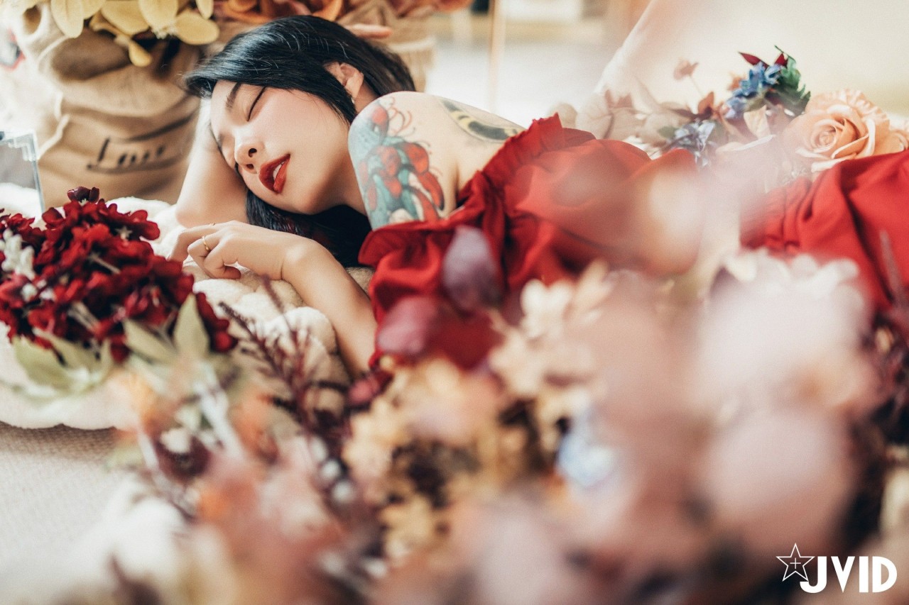 jvid 飄 飄《女神比基尼》美女写真，躺在浴缸场景，尽显性感姿态插图1