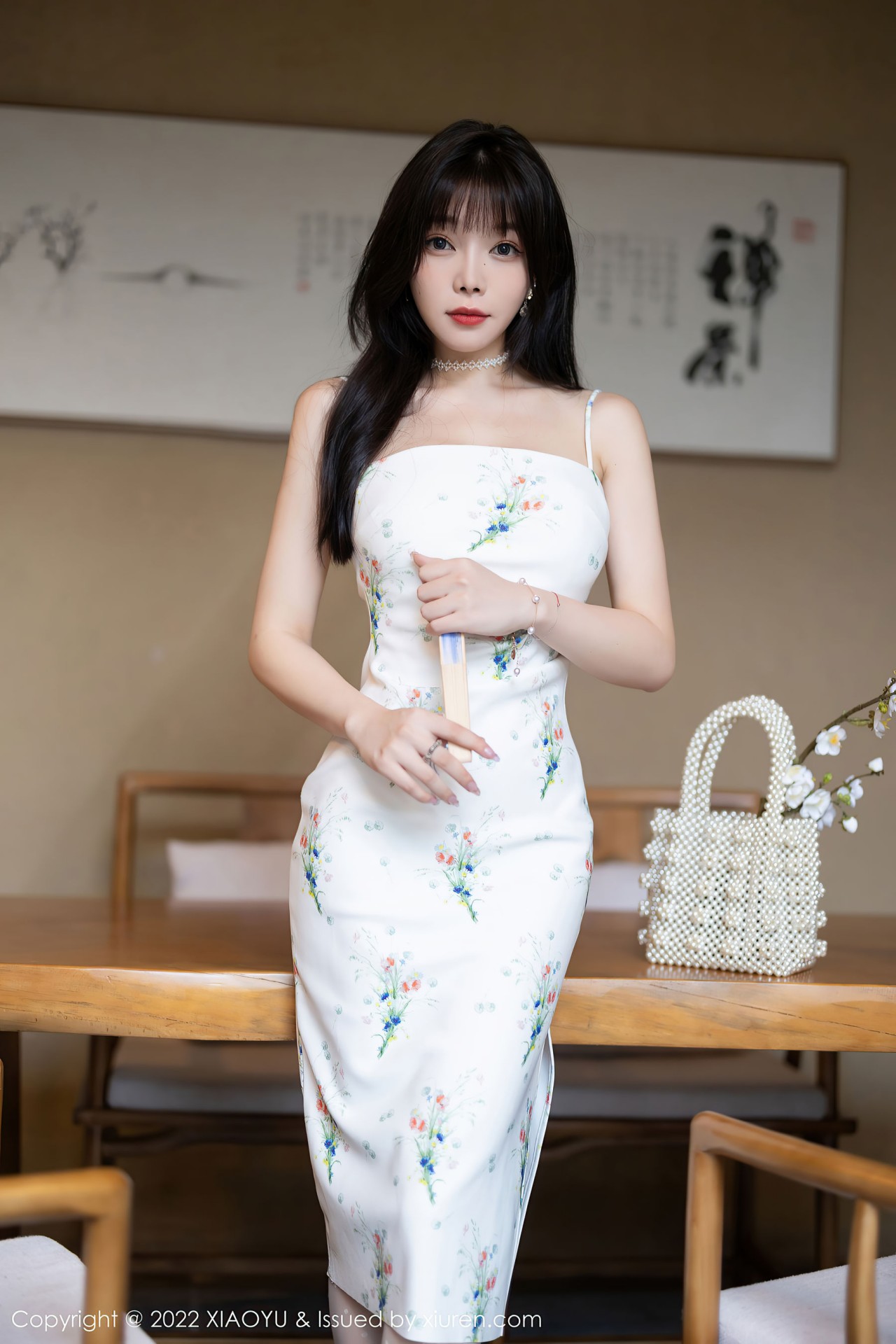 芝芝booty《性感白色吊带连衣裙》，诱人白色丝袜，美胸美臀无可比拟插图3