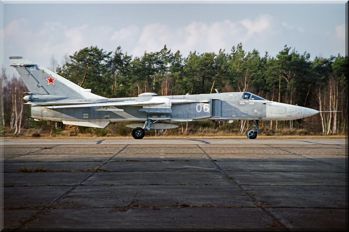 11 ORAP Su-24MR 06 White_0515326, Herbst 1992