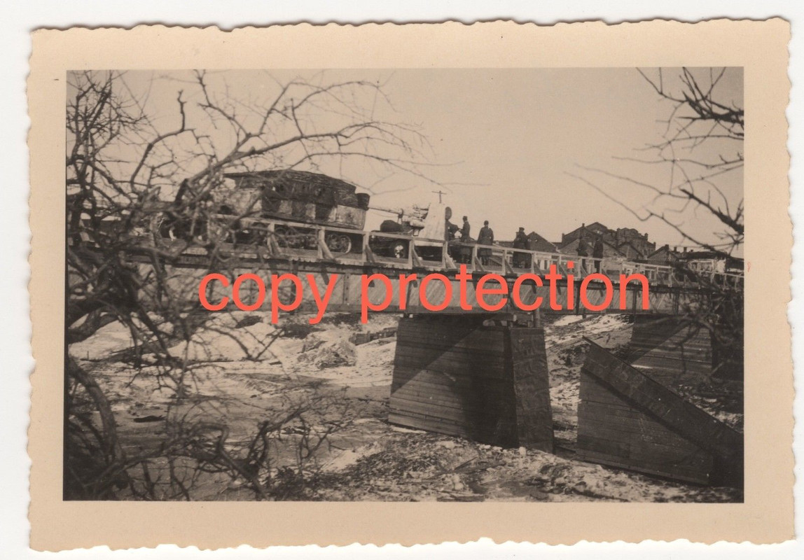 Orig. Foto STARAJA RUSSA Fahrzeuge auf Behelfsbrücke 1942 FLAK 8