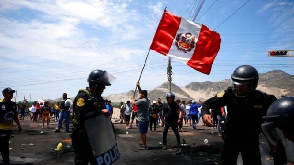 Alarmante: Sube a 17 el número de muertos en Perú por protestas; aplican toque de queda