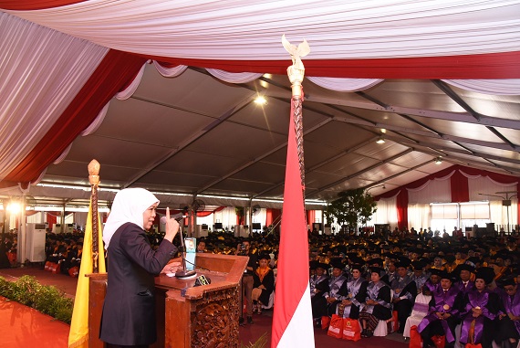 Di Depan Wisudawan Untag, Gubernur Khofifah Ingatkan Pesan Penting Bung Karno