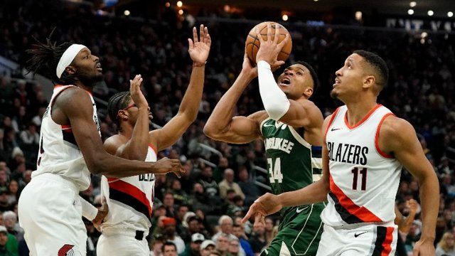 Antetokounmpo-backs.jpg