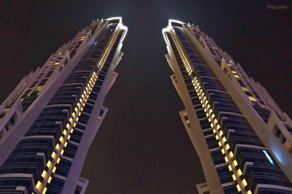 الواجهة الخارجية لفندق JW Marriott Marquis Dubai، تُظهر البرجين التوأمين الشاهقين بتصميم معماري عصري في قلب منطقة الخليج التجاري بدبي