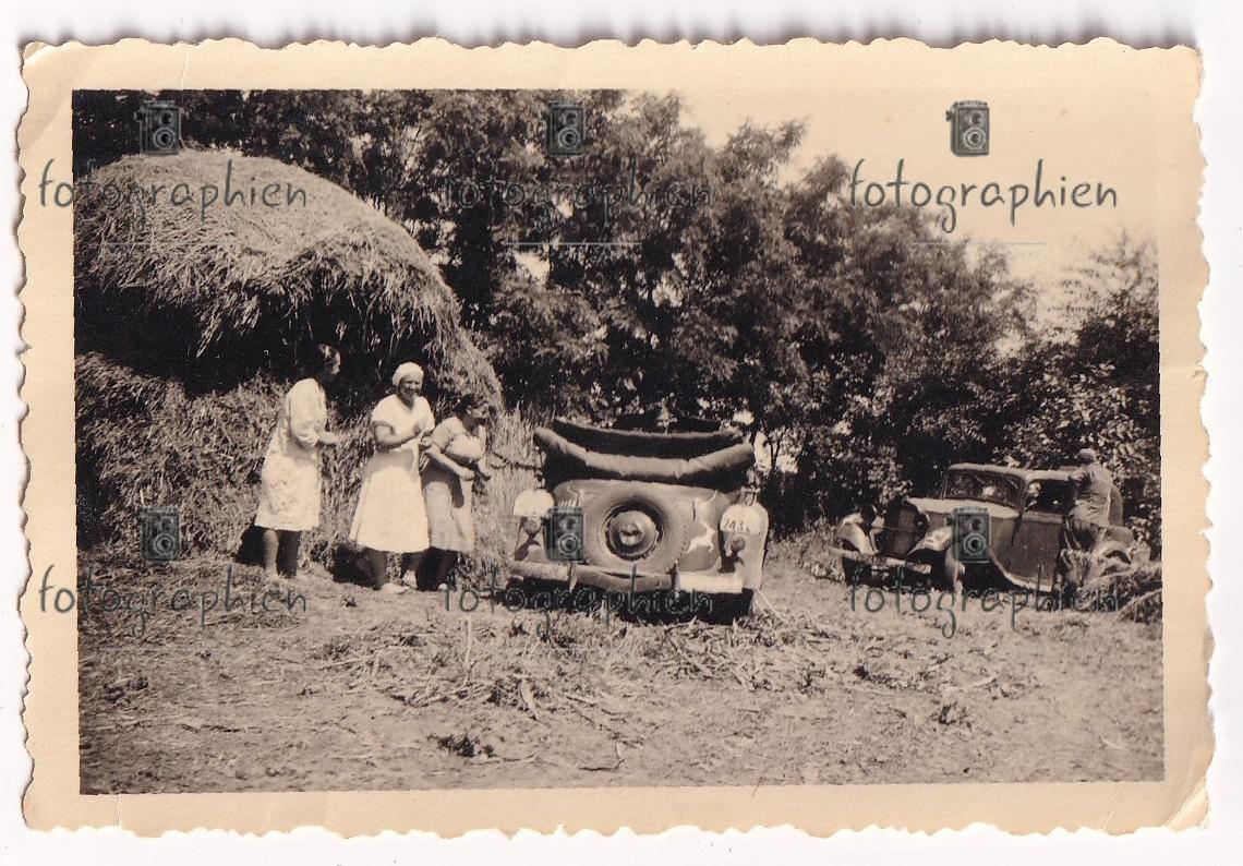orginal Foto 2. Weltkrieg Ukraine Kfz Pkw Bevölkerung Frauen 1941