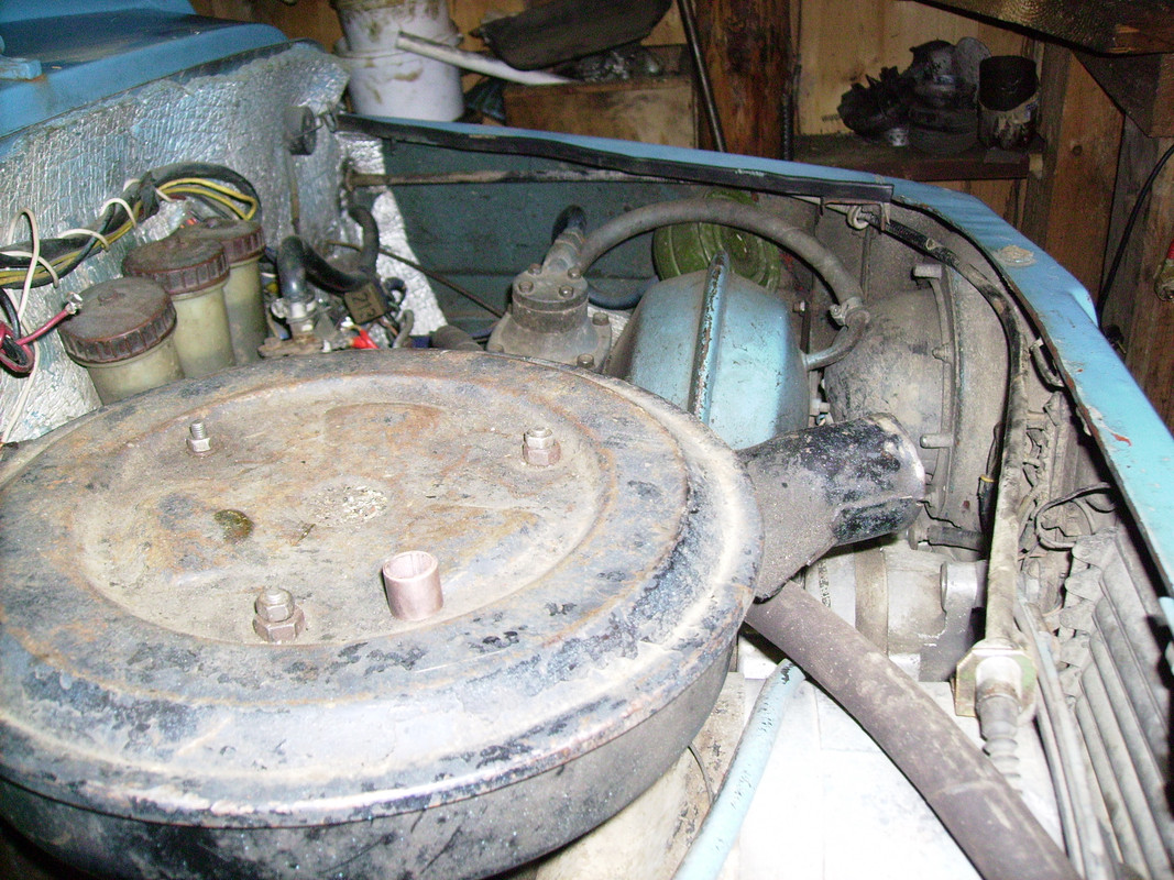 трос натяжника под капотом