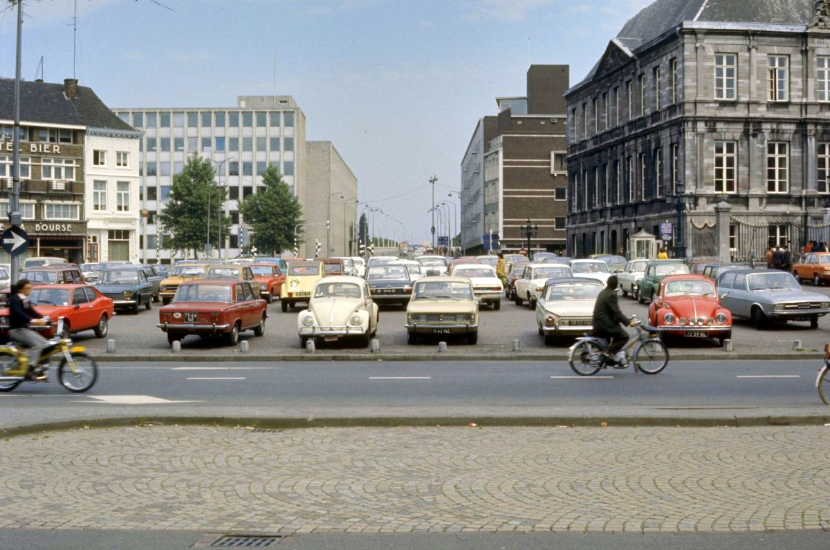 Zicht-op-de-Markt-met-rechts-het-stadhuis-Maastricht-20389952-RCE.jpg