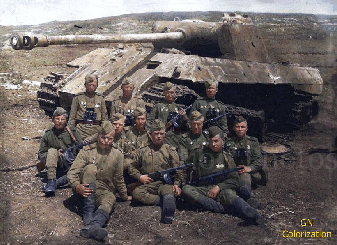 Le Panther - Page 5 Des-soldats-sovi-tiques-posent-devant-un-Panther-A-d-truit
