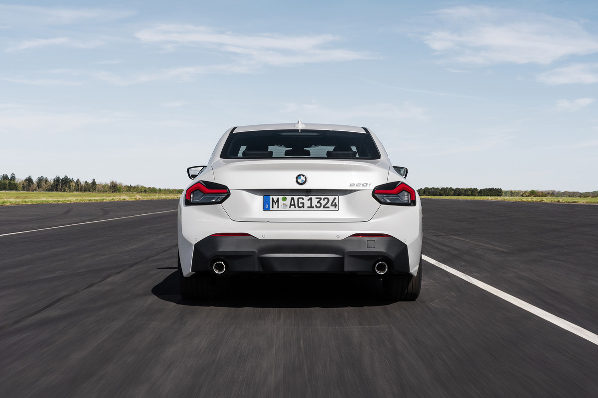 P90428434_highRes_the-all-new-bmw-220i