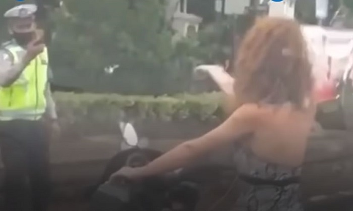 Video viral seorang bule di bali tanpa masker dan helm saat berkendara tantang polisi.