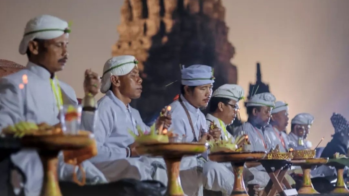 Ratusan umat Hindu dari berbagai daerah sedang mengikuti pelaksanaan upacara Hari Suci Siwaratri di kawasan Candi Prambanan pada Jumat (20/1/2023).