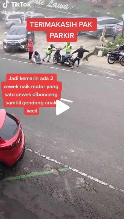 Viral rem motor blong, 2 wanita ini teriak. Seorang tukang parkir relakan tubuhnya ditabrak