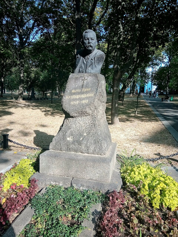 Могила_М._Л._Кропивницького_у_Молодіжному_парку_02