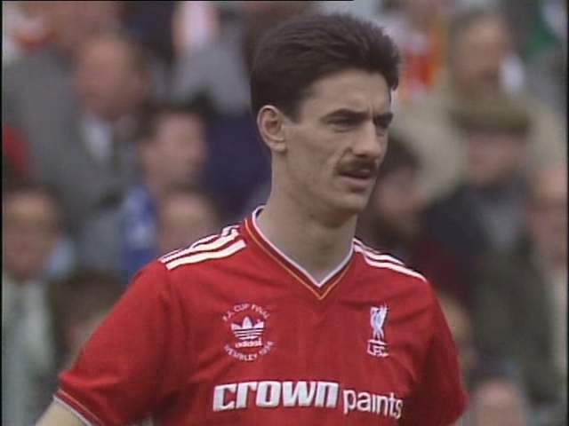 FA Cup 1985/1986 - Final - Liverpool Vs. Everton (480p) (Inglés) Captura-4